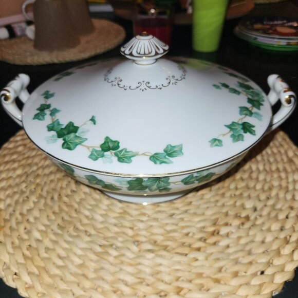 Hendera Round Covered Vegetable Dish by Wentworth Ivy Pattern with Lid - Picture 3 of 11